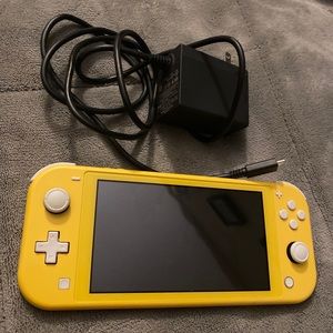 Nintendo Switch Lite. Yellow. Pre-Owned. All buttons & controls work perfectly.